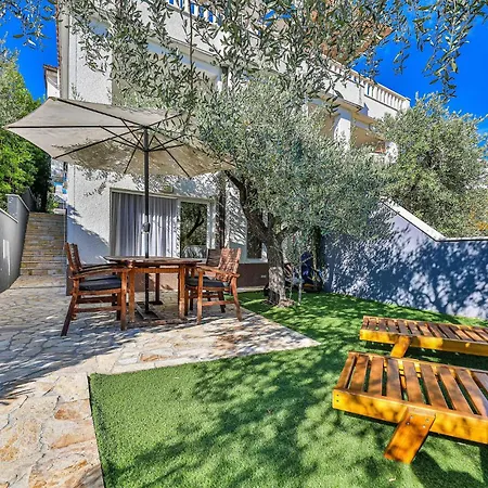 Dom wakacyjny Gorgeous In Rogoznicko *