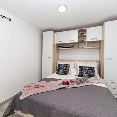 Dom wakacyjny Gorgeous In Rogoznicko Zečevo